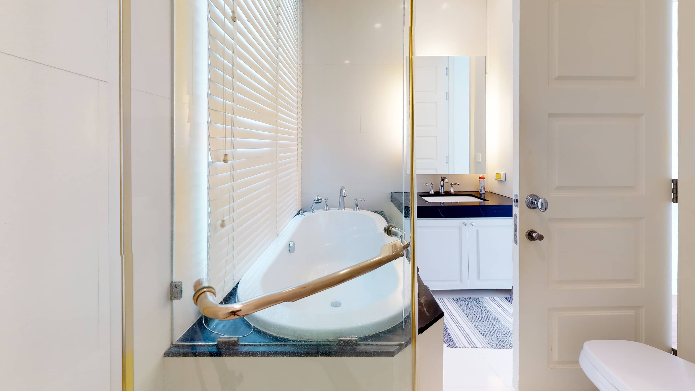 Royce Private Residences, unit published with the listing