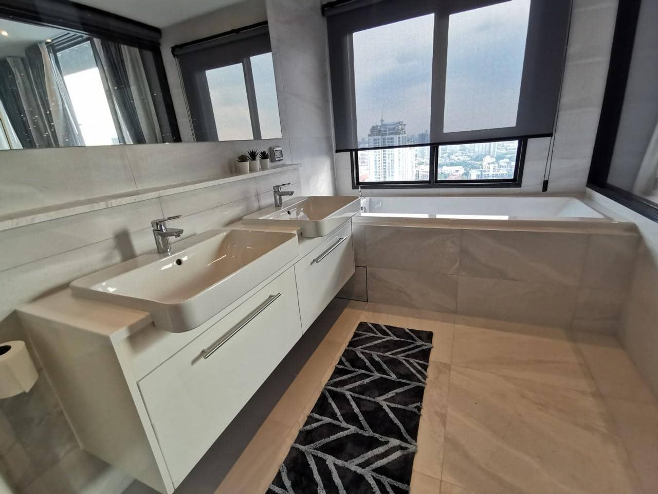 Rhythm Ekkamai, bathroom published on the PropertyScout card
