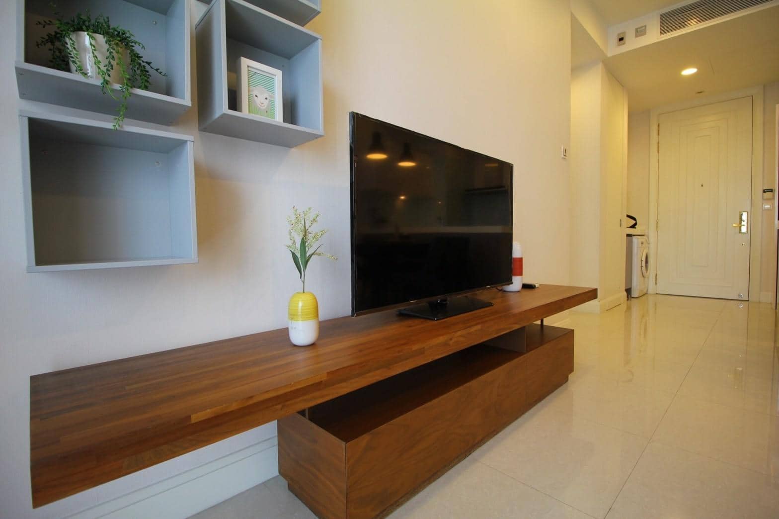 Q Langsuan, living room published with the listing