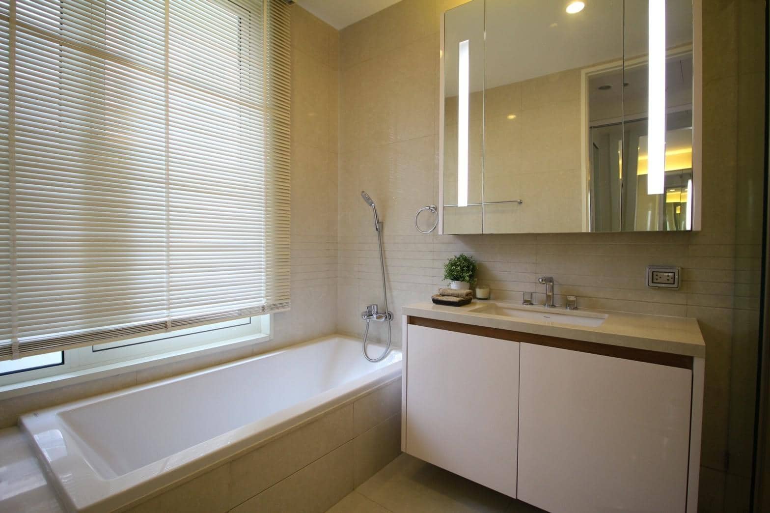 Q Langsuan, bathroom published with the listing