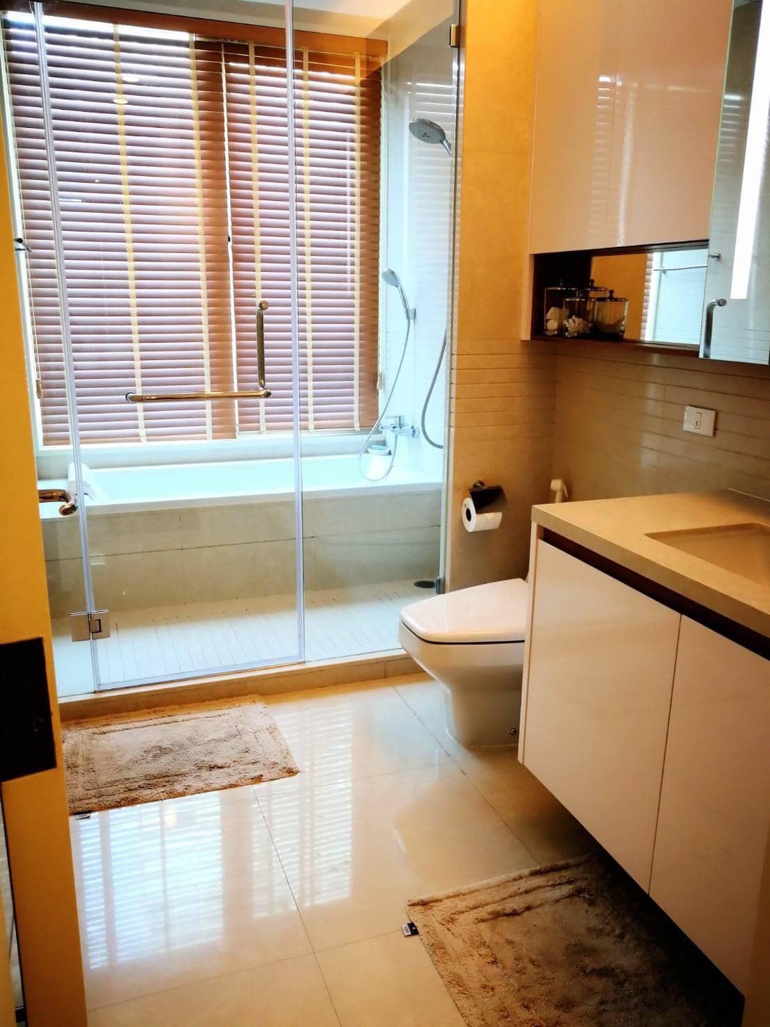 Q Langsuan, bathroom published with the listing