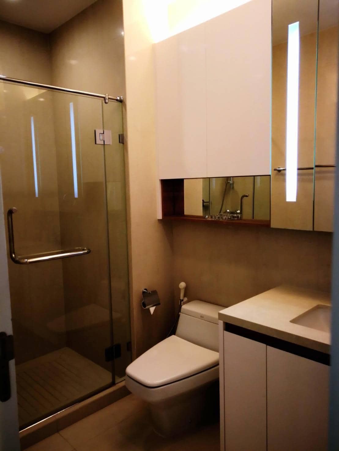 Q Langsuan, bathroom published with the listing