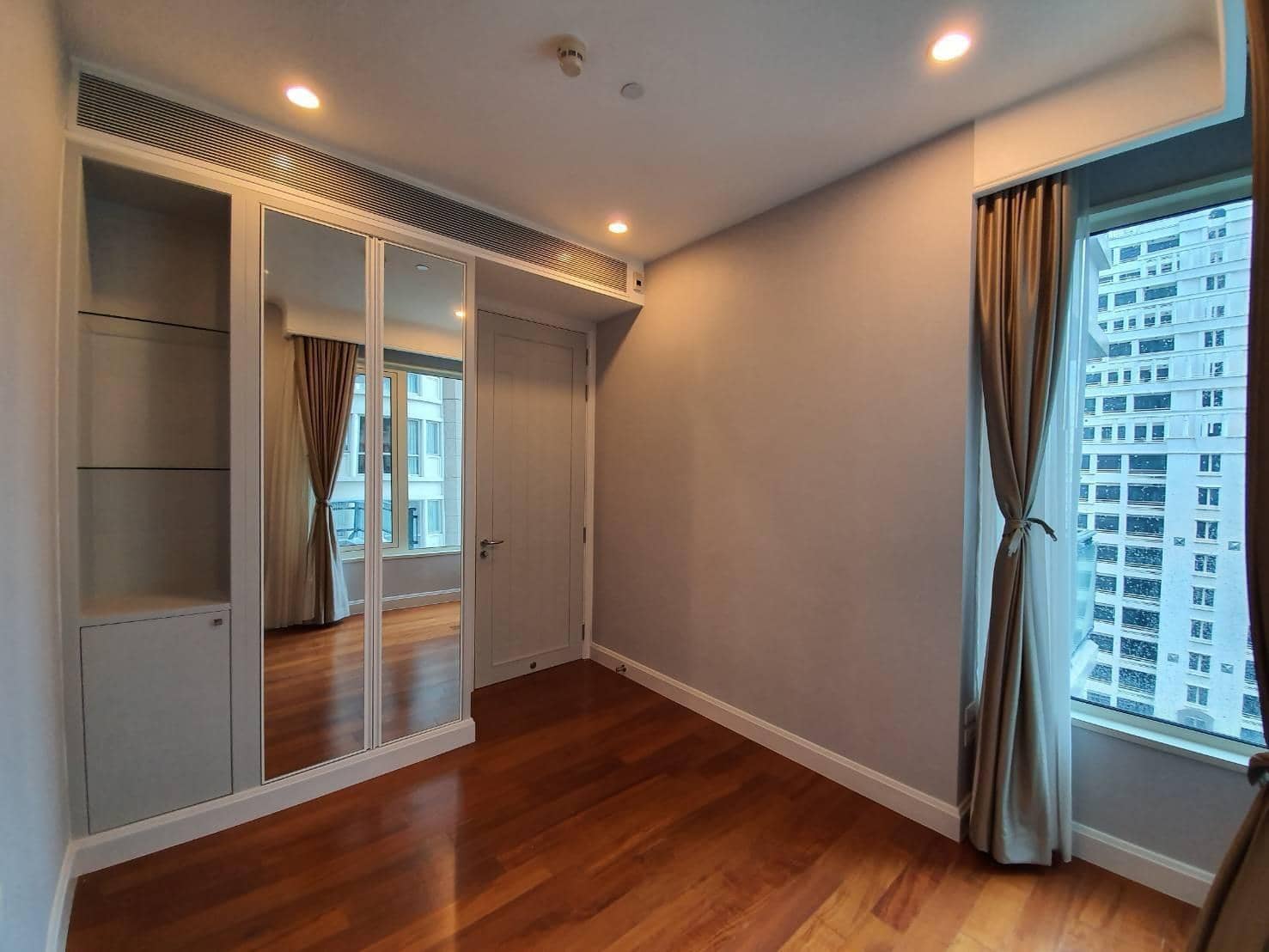 Q Langsuan, storage published with the listing